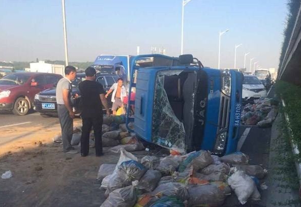 卡車翻車.賽襄軸承網(wǎng)站資訊